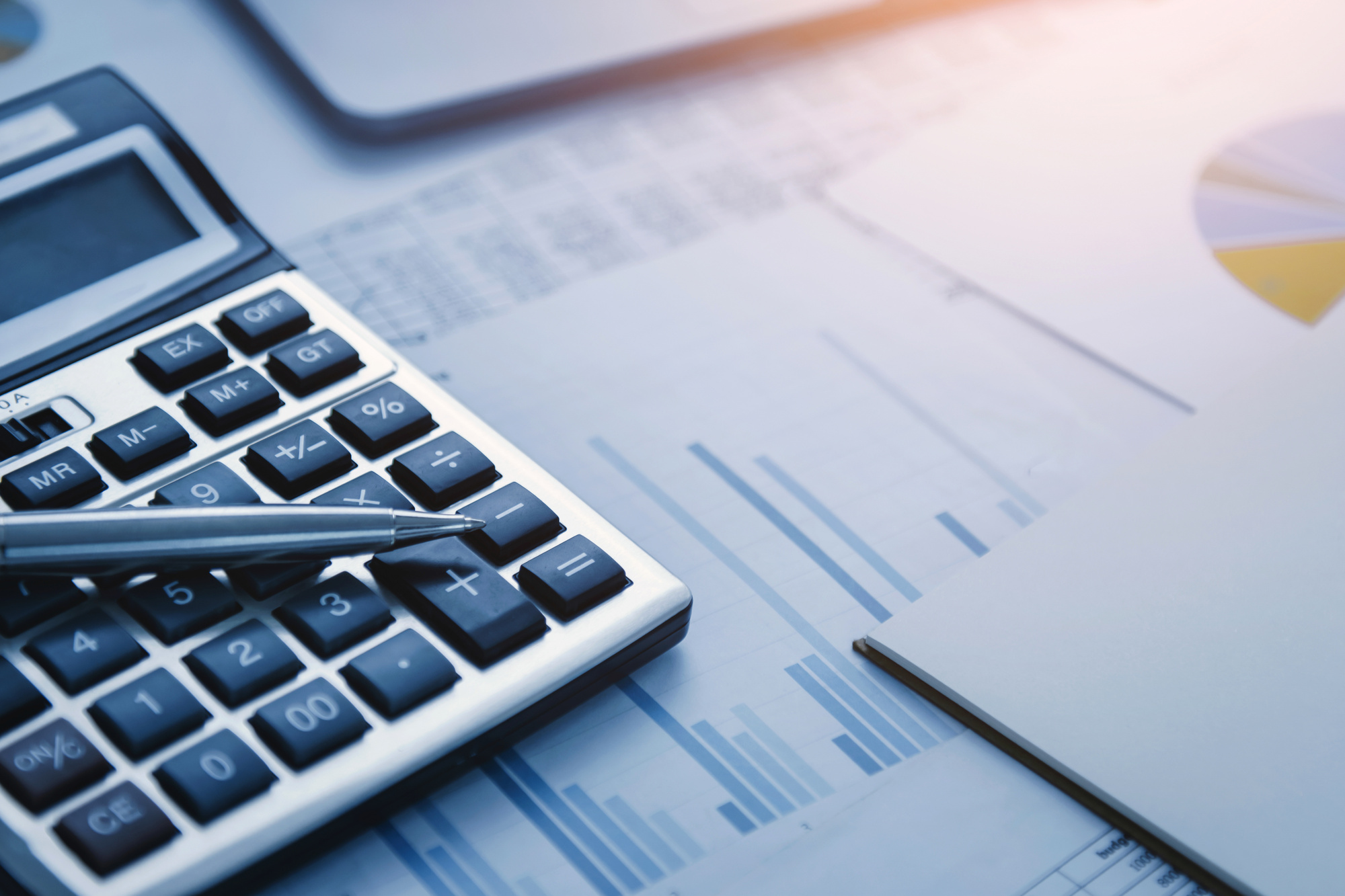 finance_accounting_concept_pen_and_calculator_on_table